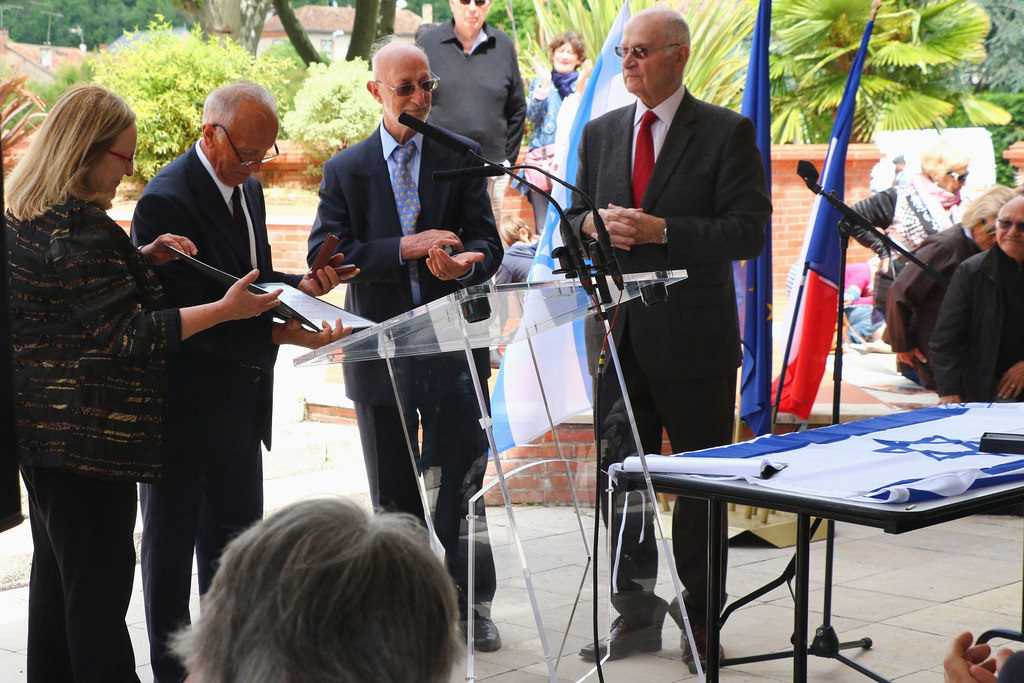 4.08Moissac_remise Medaille de Justes Francis Bourel par Anita Mazor_Consul Etat_Israel