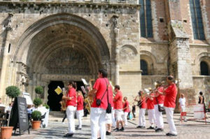 3.Fetes de Pentecote2014_ bandas au marché du dimanche (2)