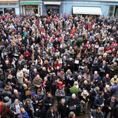 01.forte mobilisation de vant le parvis de la mairie