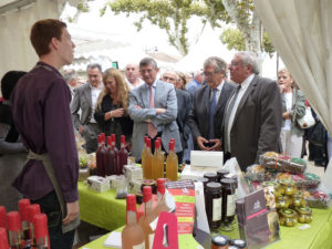 29.visite des personnalité_stand fete des fruits_1