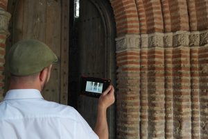 Une personne visite Saint-Martin et regarde le contenu multimédia fourni pour la visite