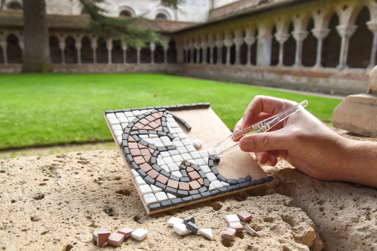 Mosaïque en cours de réalisation avec un motif de palmette