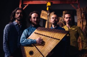 Photo de groupe de l'Ensemble Tormis - 4 individus masculin, 1 instrument de musique médiéval à cordes