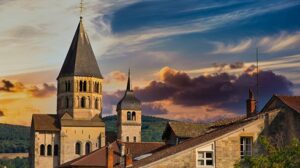 Vue d'un clocher (celui de Cluny ?) au coucher du soleil